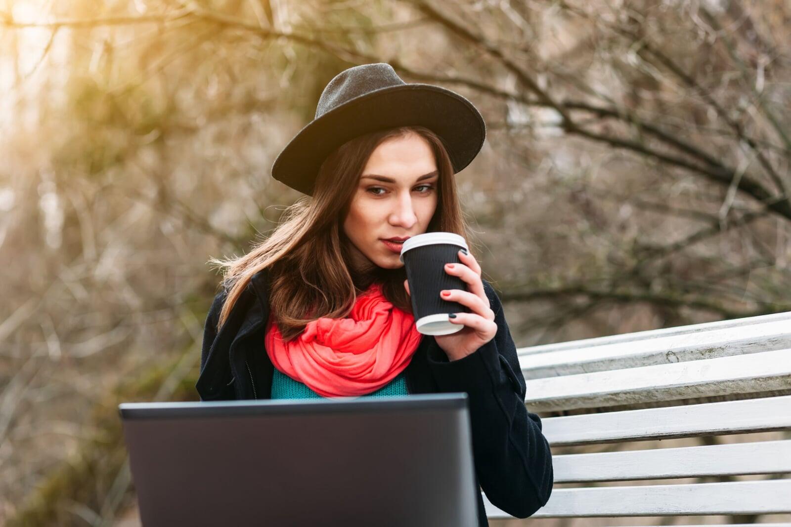 Une travailleuse nomade fait du télétravail dans un parc